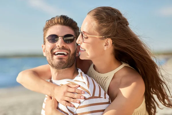 Felice coppia che si abbraccia sulla spiaggia estiva — Foto Stock