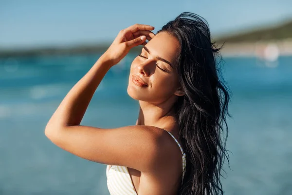 Lächelnde junge Frau im Bikini-Badeanzug am Strand — Stockfoto