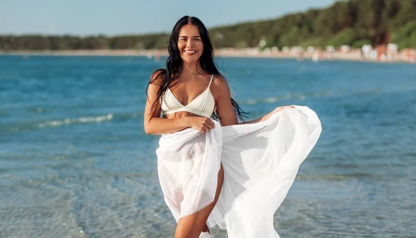 Mulher de biquíni maiô com cover-up na praia — Fotografia de Stock