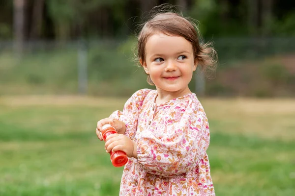 幸せな赤ちゃん女の子とともに石鹸バブルブロワーで夏 — ストック写真