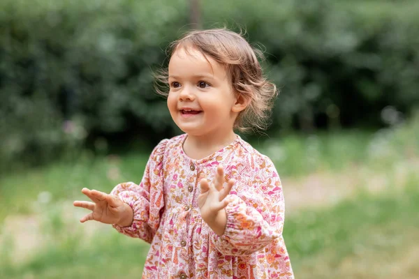 Happy little baby girl outdoors in summer — Stock Photo, Image