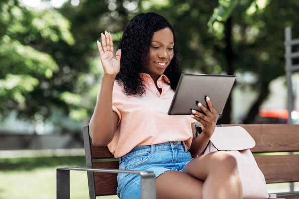 Mulher africana com tablet pc ter chamada de vídeo — Fotografia de Stock