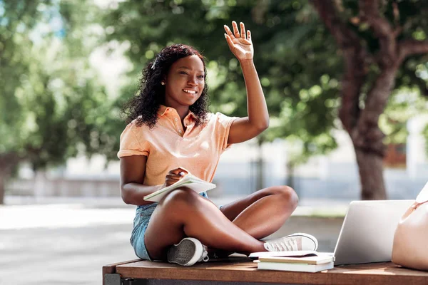 Африканська студентка з ноутбуком і книгами в місті — стокове фото
