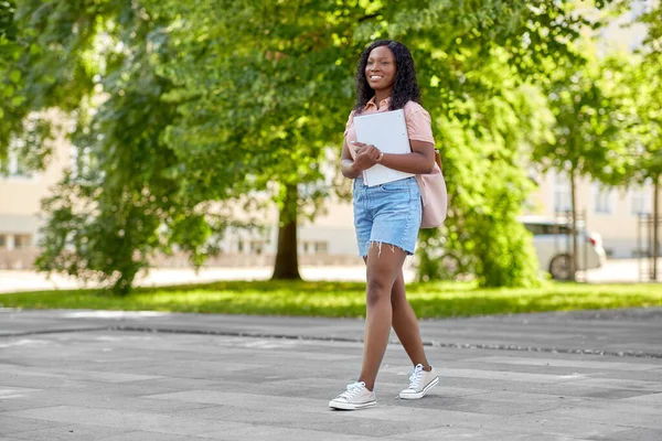 Студентка из Африки с блокнотами в городе — стоковое фото