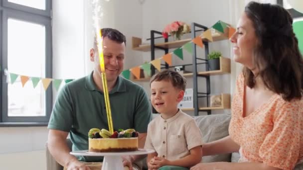 Famiglia felice con torta di compleanno a casa — Video Stock