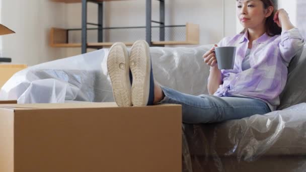 Mujer mudándose a casa nueva y bebiendo café — Vídeos de Stock