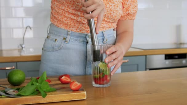 Женщина делает коктейльные напитки на домашней кухне — стоковое видео