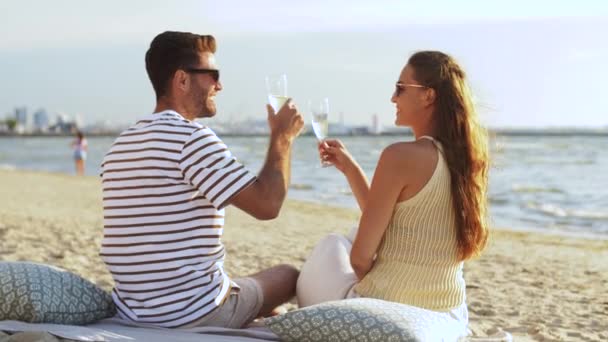 快乐的夫妻在夏天的海滩上喝香槟 — 图库视频影像