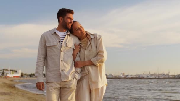 Coppia felice passeggiando lungo la spiaggia estiva — Video Stock