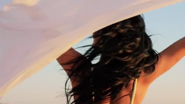 Mujer en bikini traje de baño con pareo en la playa — Vídeo de stock