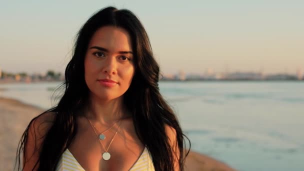 Sorrindo jovem mulher de biquíni maiô na praia — Vídeo de Stock