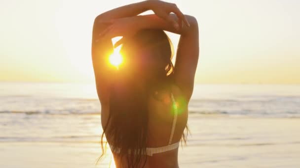 Szczęśliwa kobieta w stroju kąpielowym bikini tańcząca na plaży — Wideo stockowe