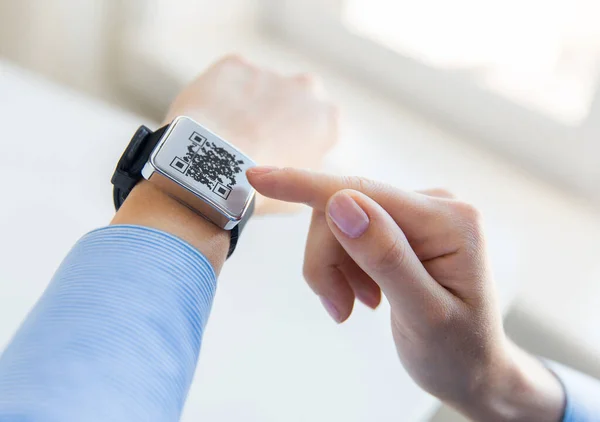 Mujeres manos con código qr en reloj inteligente — Foto de Stock
