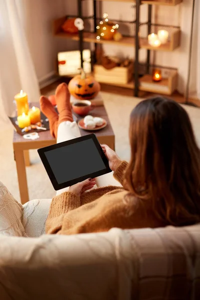 Žena s tabletou PC doma na Halloween — Stock fotografie