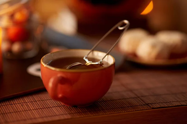 Boule infuseur de thé en maille dans une tasse en céramique à Halloween — Photo