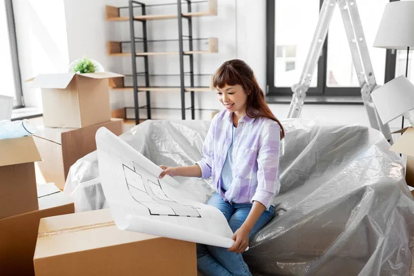Kvinna med ritning och lådor flyttar till nytt hem — Stockfoto