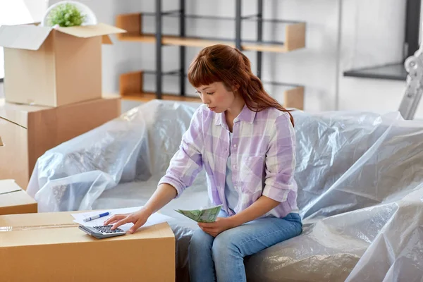 Aziatische vrouw verhuizen naar nieuw huis en het tellen van geld — Stockfoto