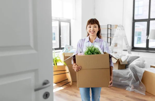 Donna felice disfare le scatole e trasferirsi in una nuova casa — Foto Stock