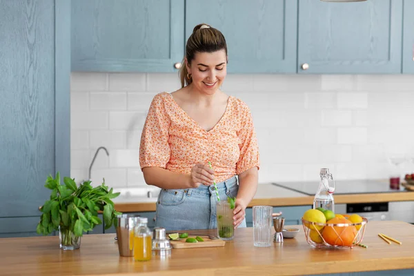 Femme faisant des boissons cocktail à la maison cuisine — Photo