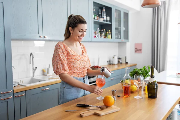 Femme faisant des boissons cocktail à la maison cuisine — Photo