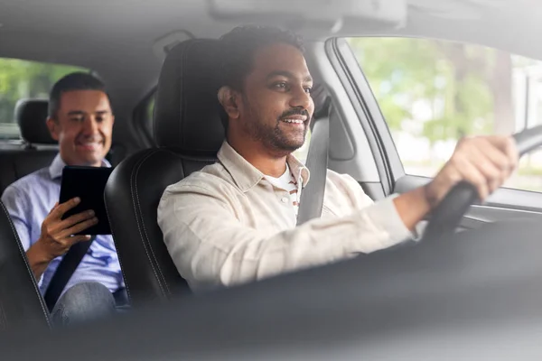 Indiana motorista masculino carro de condução com passageiro — Fotografia de Stock