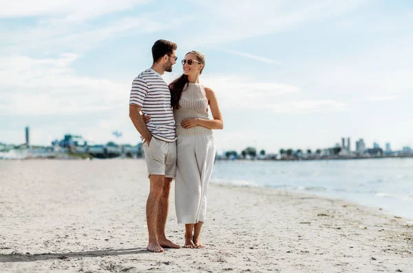 Casal feliz na praia de verão — Fotografia de Stock