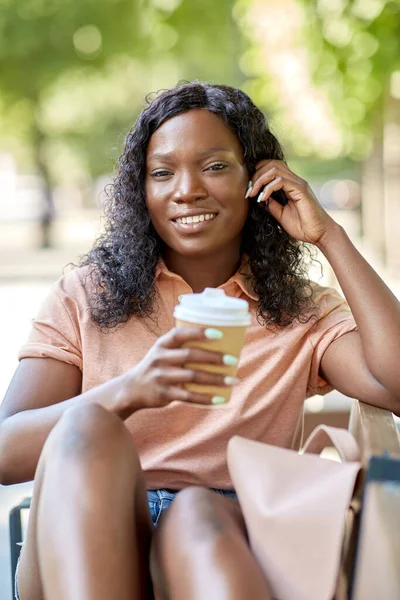 Donna africana con caffè e zaino in città — Foto Stock