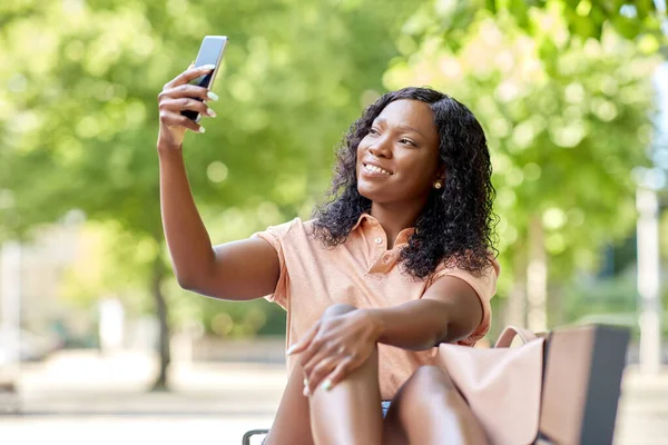 Africano studente ragazza prendere selfie con smartphone — Foto Stock