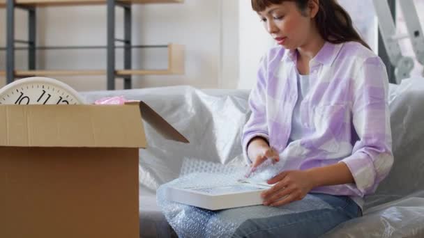 Mulher feliz desempacotando caixas e movendo-se para casa nova — Vídeo de Stock