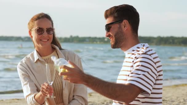 Coppia felice bere champagne sulla spiaggia estiva — Video Stock