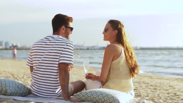 Happy couple drinking champagne on summer beach — Stock Video