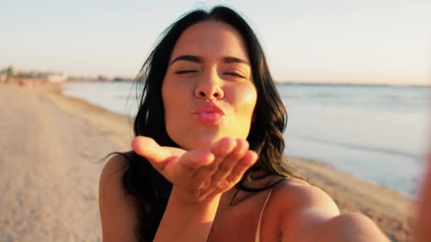 Kadın selfie çekiyor ve kumsalda öpüşüyor. — Stok video