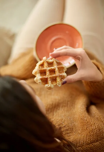Primer plano de la mujer comiendo waffle en casa — Foto de Stock