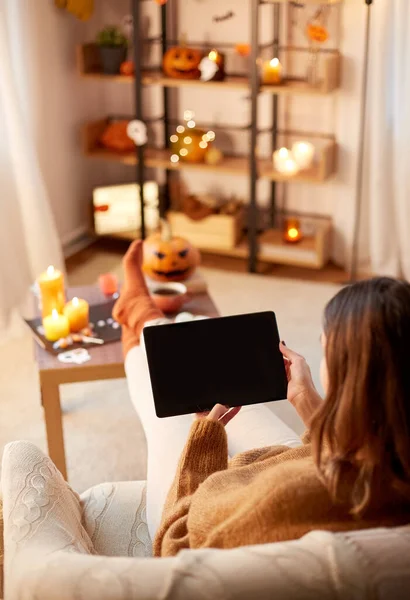 Frau mit Tablet-PC zu Halloween zu Hause — Stockfoto