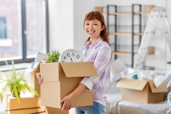 Gelukkig vrouw uitpakken dozen en verhuizen naar nieuw huis — Stockfoto