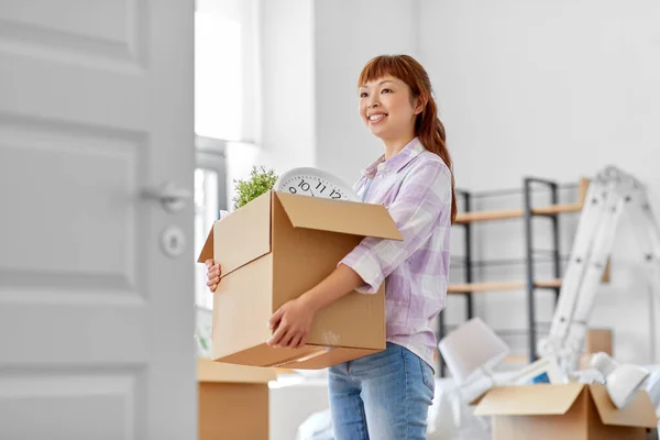 Gelukkig vrouw uitpakken dozen en verhuizen naar nieuw huis — Stockfoto