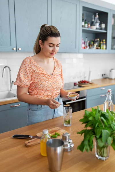 Frau macht Cocktailgetränke in der heimischen Küche — Stockfoto