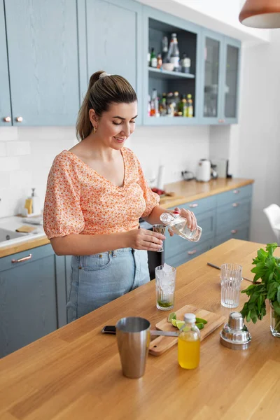 Frau macht Cocktailgetränke in der heimischen Küche — Stockfoto
