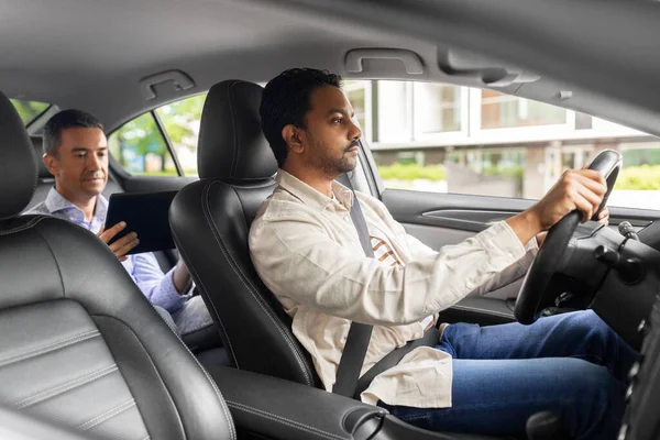 Indiana motorista masculino carro de condução com passageiro — Fotografia de Stock