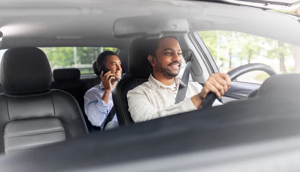 Passageiro masculino chamando no smartphone no carro de táxi — Fotografia de Stock