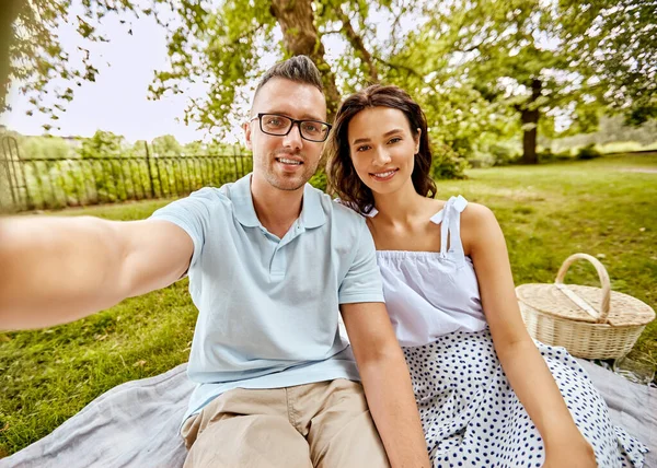 Koppel nemen selfie op picknick in de zomer park — Stockfoto