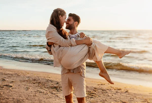 Felice coppia divertirsi sulla spiaggia estiva — Foto Stock