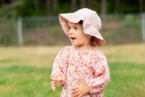 Glad liten flicka utomhus på sommaren — Stockfoto