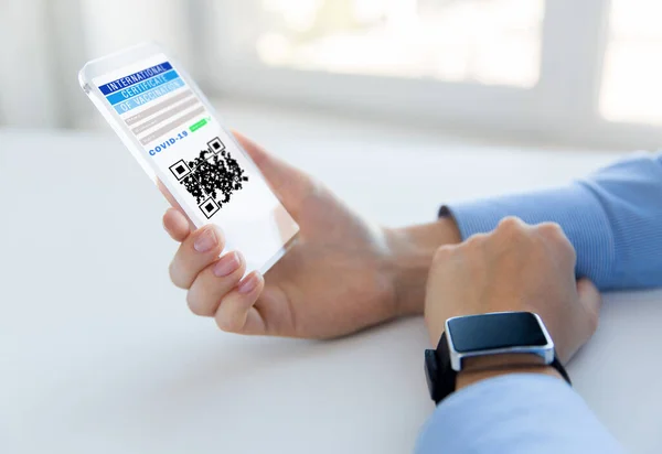 Handen met virtueel immuniteitspaspoort op smartphone — Stockfoto