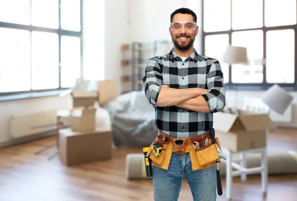 Homem feliz reparador ou construtor em casa — Fotografia de Stock