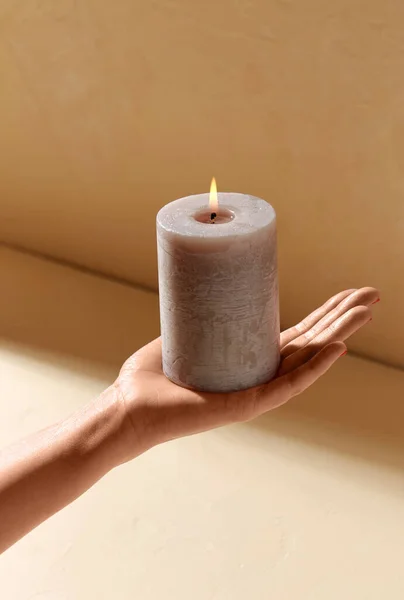 Χέρι κρατώντας αναμμένο κερί άρωμα στην παλάμη Εικόνα Αρχείου