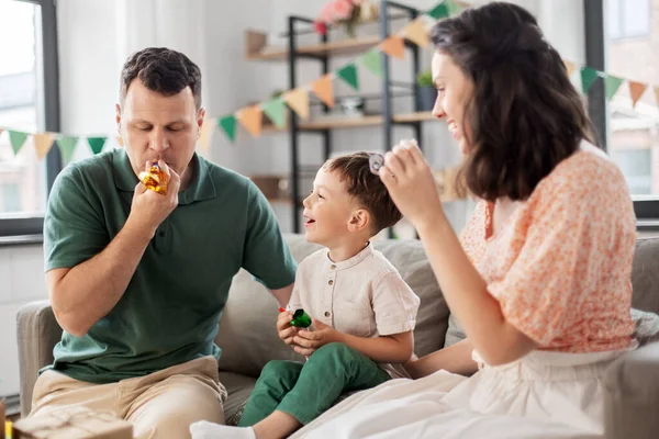 Famiglia felice con regali e ventilatori del partito nel paese — Foto Stock