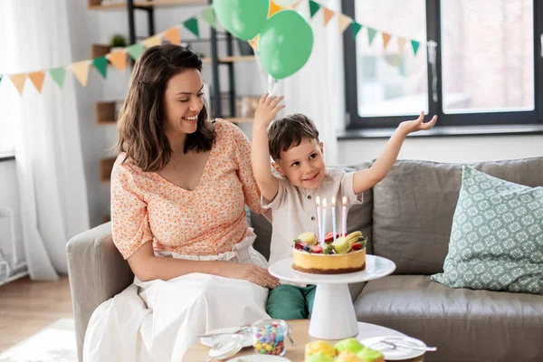 Šťastná matka a syn s narozeninovým dortem doma — Stock fotografie