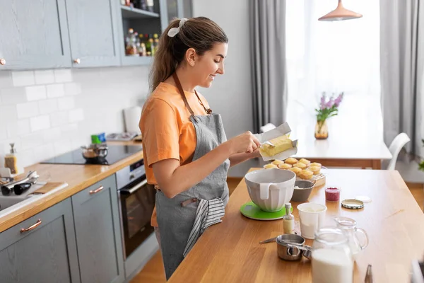 Жінка готує їжу та випічку на кухні вдома — стокове фото