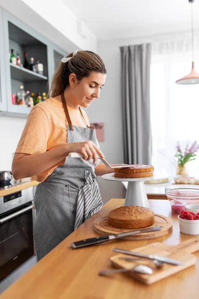 Mujer cocina comida y hornear en la cocina en casa — Foto de Stock